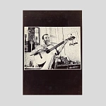 [Хвостенко, АЛ., автограф]. Алексей Хвостенко с гитарой. Конец 1990-х.